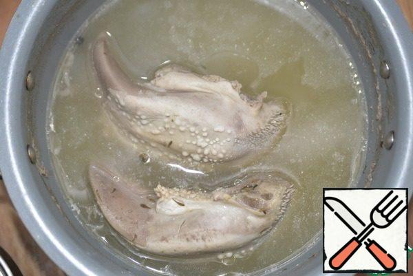 Wash tongue, pour hot water, bring to a boil , put salt, pepper, Bay leaf and cook for about 1.5 hours until ready. Next, put the tongue under a stream of cold water and remove the skin.