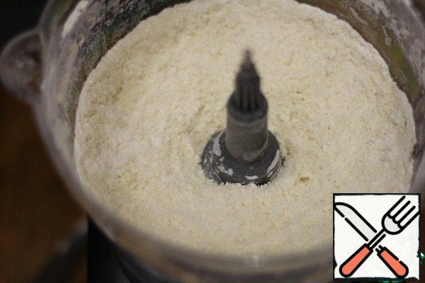 First of all, prepare the dough. I use a food processor to help .
Chop the flour and margarine with a knife in a combine.
If you don't have a fast, use butter.