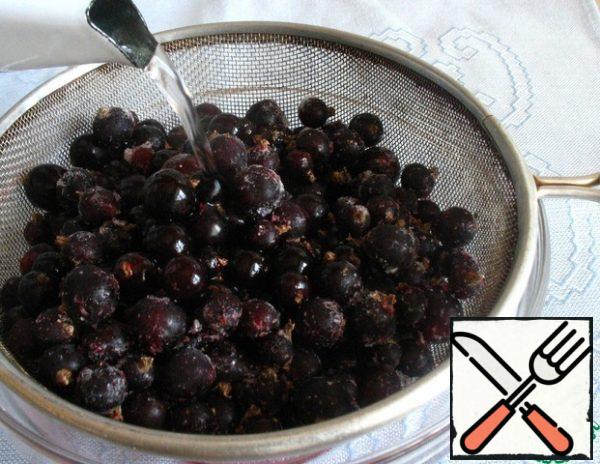 Pour boiling water over the currants. Spread out on a paper towel to dry.