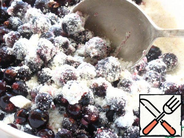 Mix currants with powdered sugar, nuts and semolina.