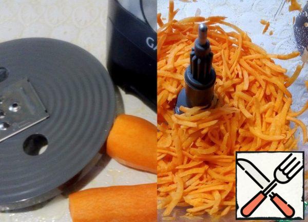 Change the nozzle to a shredder and grate the carrots. Pay attention to the quality of the shredding.