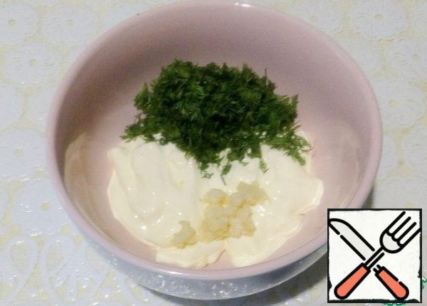 Prepare the sauce. Add any chopped herbs and crushed garlic to the mayonnaise and mix. I use homemade mayonnaise, you can replace it with sour cream , yogurt, add salt, mustard, lemon juice, etc.