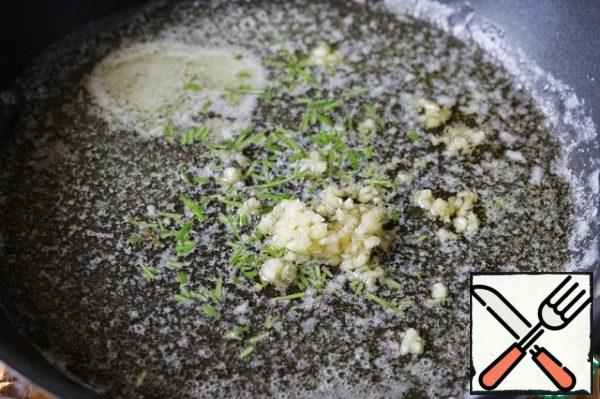 Over low heat, melt the butter in a pan, add the crushed garlic and chopped rosemary. If you do not have fresh rosemary, use dried-1 tsp.
Sauté everything, stirring occasionally.
