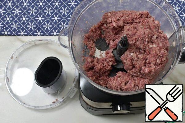 Well, cutlets are always easy. But with the help of a powerful combine, mince is a pleasure to grind. Simply put the sliced meat and onion cubes into the bowl of the combine and press several times in pulse mode . Of course, the meat should first be cleaned of films and veins.