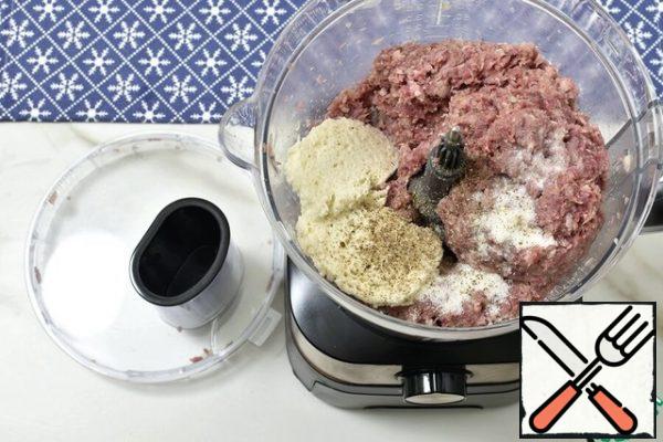 Add the soaked loaf slices to the mince, pour in the remaining milk, salt and pepper to taste. With several pulse cycles, punch the minced meat until smooth.