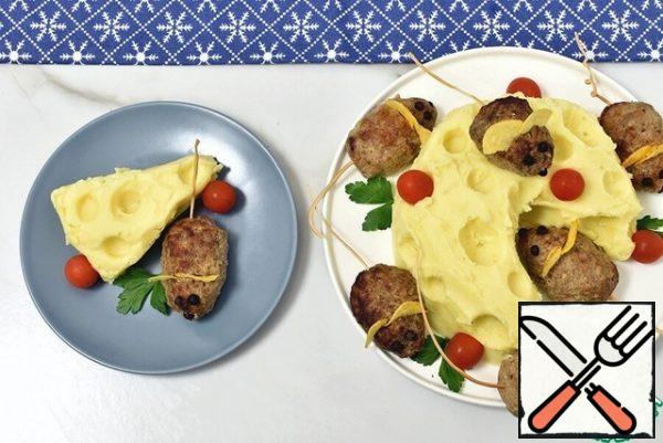 Place the puree on a large platter in the form of a cheese head. Make "holes in the cheese " using a round-bottomed measuring spoon . Put our mousetraps on the "cheese", garnish a little with herbs and serve immediately.