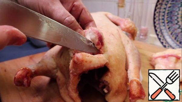Let's start with preparing the goose. We cut off his wings and get rid of excess fat in the area of the tail. It is also very important to remove the musk glands of the goose, so that the smell is not too sharp.