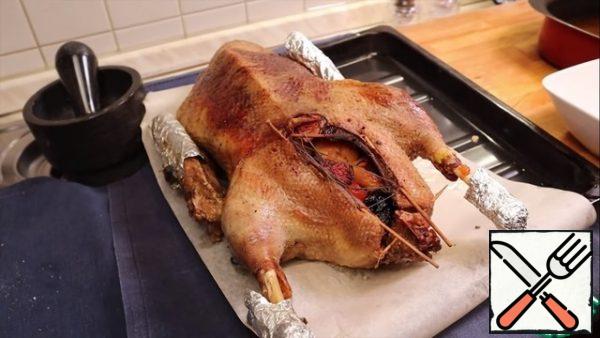 After 4 hours, we take out the goose, take it out of the sleeve and drain the fat. We use a little fat to form a golden crust. Place the goose on a baking sheet and brush with a mixture of fat and honey. Put in the oven for 15-20 minutes.