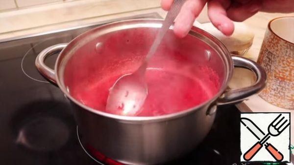 While the goose cools down , we'll make cranberry sauce. Chop the cranberries together with water in a blender and bring to a boil. Add salt, honey and spices to the boiling cranberries for the goose. Our sauce is ready!