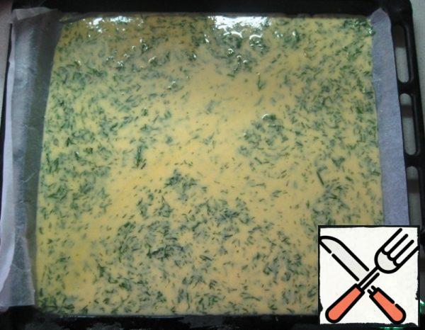 The baking sheet ( my size is 29 x 33) is covered with parchment, greased with vegetable oil. Pour the egg mixture. We send it to a preheated 180-degree oven for 15-20 minutes (we focus on the Golden color of the omelet and the swollen bubbles that will settle when cooling).