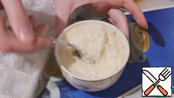 Here is such a thick mass should turn out. Quickly spread it out on the molds. Refrigerate for 5 minutes.