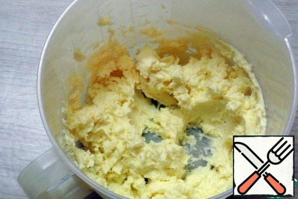 Butter at room temperature, egg and 100 grams of sugar beat with a mixer.