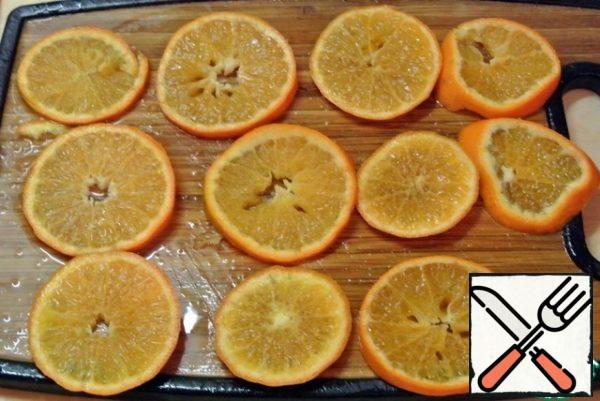 Cut the tangerines into thin circles.