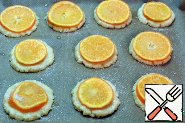Lay out the tangerine mugs, press lightly. Sprinkle with sugar.