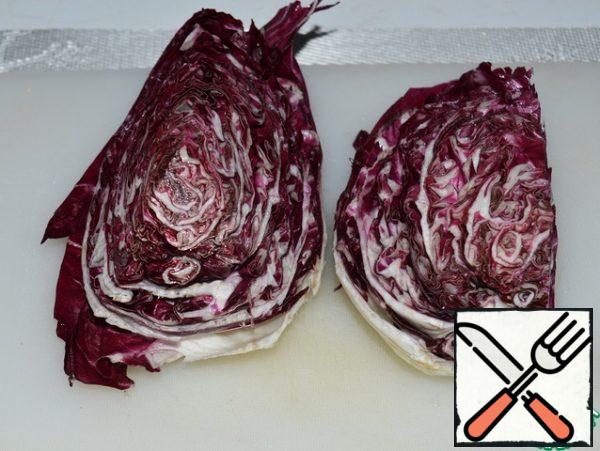 Wash the cabbage, clean the damaged leaves, remove the core. It is advisable to use radicchio. It is a beautiful red color and has a piquant bitterness.