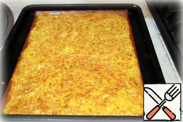 Mix carefully with a spatula proteins with carrots, put on a silicone Mat, my size is 30*40cm. Bake at 180 degrees for 15 minutes .
