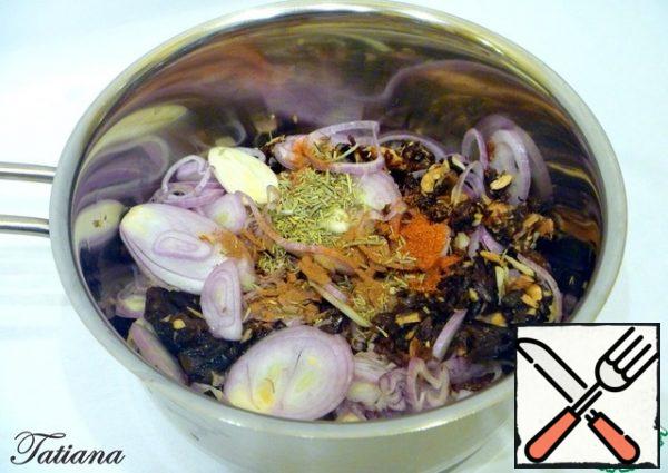 In a saucepan, heat olive oil (2-3 tablespoons), put chopped onion, garlic, prunes and almonds in the heated oil. Add a little salt and pepper, warm up the filling for a couple of minutes, add dry spices, mix, turn off the heat, let the filling cool down a little.
