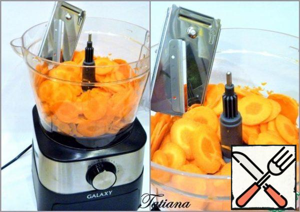 Wash the orange well, grate the zest, and squeeze out the juice (~ 50 g). Red hot pepper (optional without seeds) cut into thin rings. Cut the peeled carrots into thin slices using a food processor ( slicing attachment).
