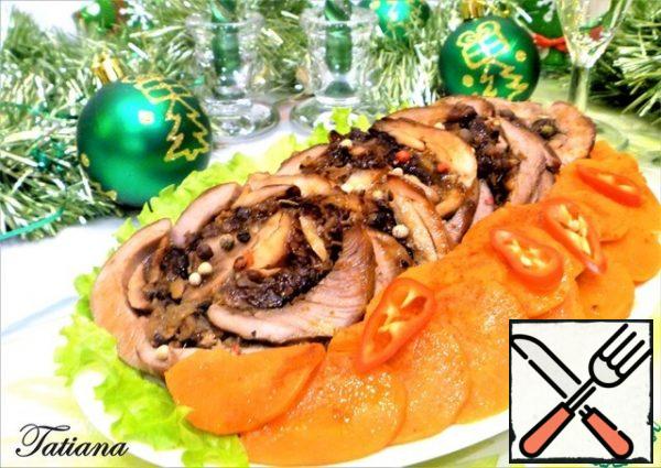 Cut the finished roll into portions. Serve with ginger carrots and fresh salad leaves. Bon Appetit!!! Holiday dinner!!!