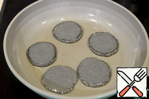 In a frying pan, heat the remaining oil, spread the dough with a spoon and fry the pancakes on both sides.