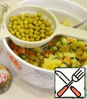 Mix everything. Drain the excess liquid from the peas and add to the rest of the vegetables. I use high- quality canned peas. The preservation of this brand has high taste qualities and does not contain harmful additives.