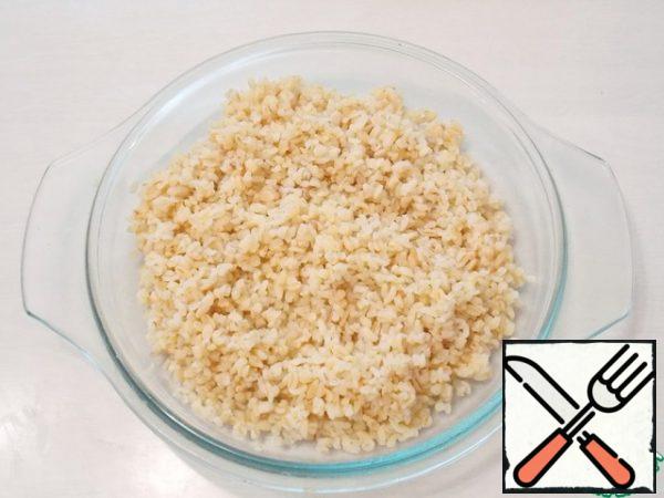 To start, soak the wooden skewers in cold water and prepare the bulgur. Wash the cereals and pour 400 milliliters of boiling water. Close the lid and leave for 15 minutes. Then put on medium heat and cook until the water evaporates.