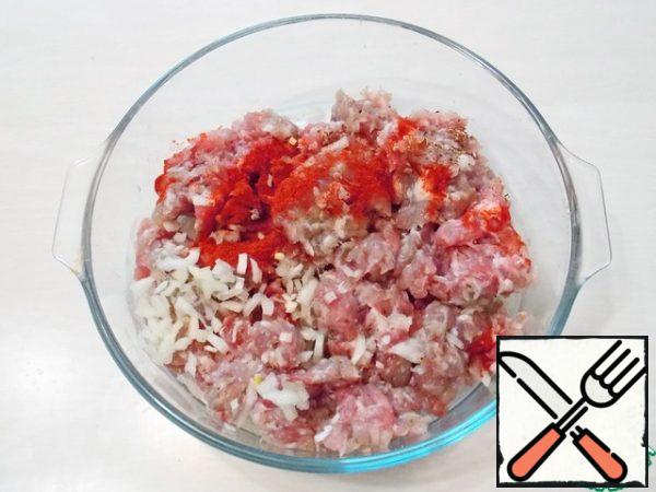 Transfer the minced meat to a bowl and add salt, paprika, finely chopped onion, black pepper and mix.
