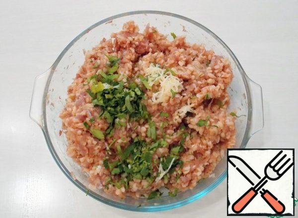 Divide the finished bulgur into 3 parts. One part is removed , and the rest is added to the prepared mince, mix. Wash coriander and finely cut. Chop the garlic and add everything to the prepared mince, mix.