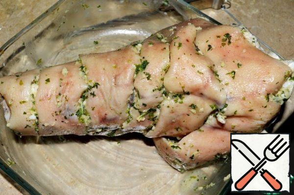 Preheat the oven to 180 C. The marinade from the knuckle can be wiped off so that it does not burn. Bake the knuckle for 1.5 hours, periodically watering the juice formed from baking. Serve with horseradish.