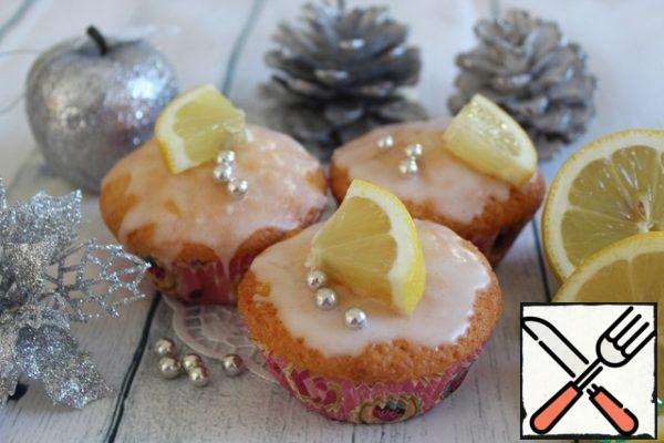 Leave the cupcakes to cool, if desired, sprinkle with powdered sugar or decorate with icing with lemon juice.