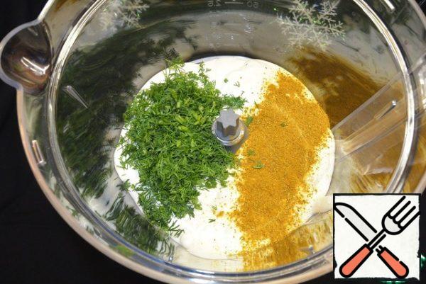 Prepare a classic homemade mayonnaise.
I do this: I break the eggs into a high, not too wide container, for example, into the bowl of a combine. I do this carefully so that the yolks do not spread. We'll only need them. Add salt, sugar and mustard. And whisk the mixture until smooth. I do this with a whipping nozzle. Then I pour the oil in a thin stream, continuing to beat. When the sauce thickens, add the lemon juice and whisk the mayonnaise again.
Add curry, pepper and dill. Mix it.