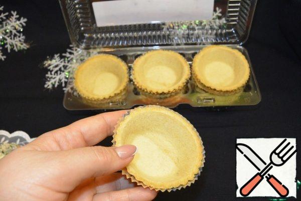 Prepare tartlets. It is better to start before serving, so that the dough does not soften.