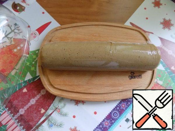 I immediately transferred the roll to the Board where I will put it in the refrigerator. It is very convenient for me, with a lid. I put the pate in the refrigerator in a film on a Board to solidify.
