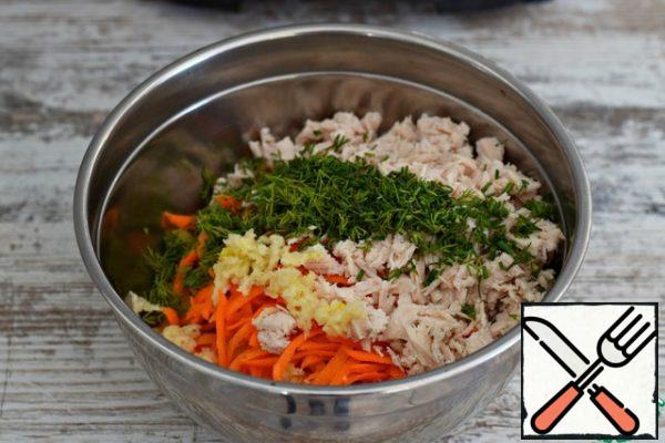 Put the carrots, the remaining 50 g of cheese and finely chopped boiled chicken fillet in a cup or salad bowl. Add walnuts, chopped dill and garlic. Fill the filling with mayonnaise (sour cream, yogurt), mix.
Instead of chicken fillet, you can use any other meat component (ham, sausage, boiled beef or pork). Or you can not add poultry meat at all. It also turns out very tasty.