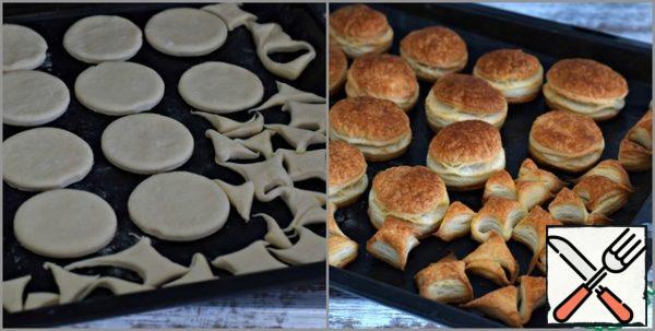 It is better to do this immediately on parchment, silicone mat or Teflon sheet, and then immediately transfer all the blanks to the baking sheet together with the baking sheet.
Spread the dough circles at a small distance from each other. The dough scraps are also spread out on a baking sheet.
Bake in a preheated 200°C oven for 10-13 minutes. To the point of ruddiness. Always take into account the specifics of your equipment! Let the baked blanks for cakes cool down.