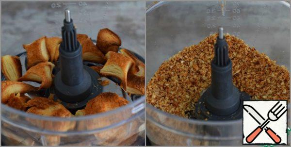 Put the cooled dough scraps that were baked together with the cake blanks into the bowl of a food processor and grind into crumbs.