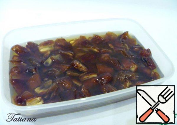 Clean the dates from the seeds, put them in a small container, pour in the rum (or juice, such as orange), cover the container, and put it in a cool place for 3-4 hours . After a while, squeeze the dates well ( strain the rum, pour it into a bottle, it will be useful for making other desserts).
