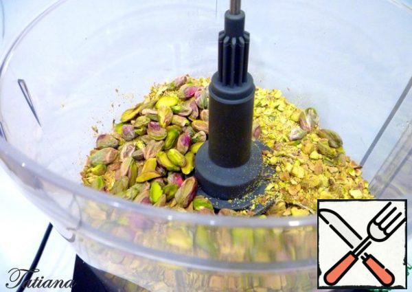 Dates and pistachios should be crushed. Place the chopping knife in the bowl of the combine. Set aside 2 tablespoons of whole pistachios, chop the remaining nuts in a combine into small crumbs. From the total volume of crushed pistachios , set aside ~ 100 g. (for sprinkling ready -made sweets)