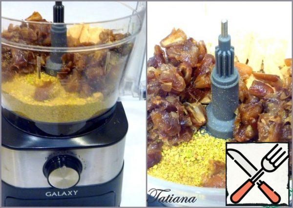 In a bowl, add the dates and cookies to the chopped pistachios (break into pieces). Mix all the ingredients into a homogeneous mass (the combine perfectly coped with this work, at the 2nd speed it worked for 2 minutes without a break).
Dry mix: pitted dates -270 g
. crushed pistachios -250 g.
cookies -100 g .