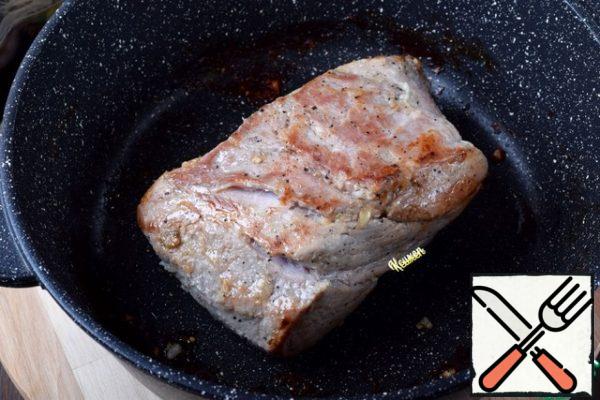 Heat a deep saucepan over high heat, add vegetable oil (1 tbsp).
Peel the marinade from the meat. Put the pork in a well- heated saucepan and quickly fry the piece on all sides.
You do not need to bring the meat to readiness, we only need a ruddy crust.