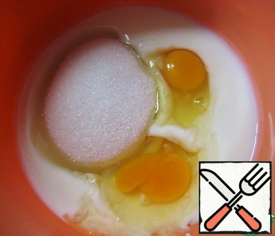 In a bowl, combine the yogurt, eggs and sugar. Stir.