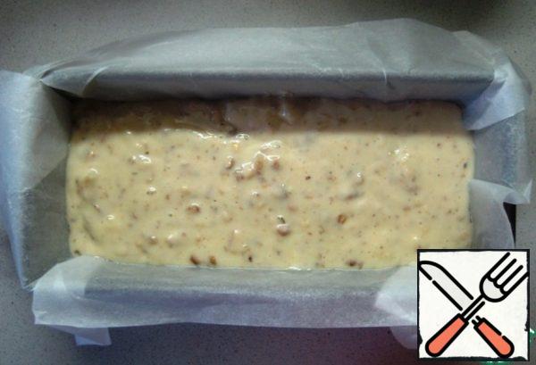 Put the dough in a cupcake mold (the size of the mold should be wide.height 11 cm. 7 cm in length. 25 cm; covered the form with parchment, lightly greased with vegetable oil).