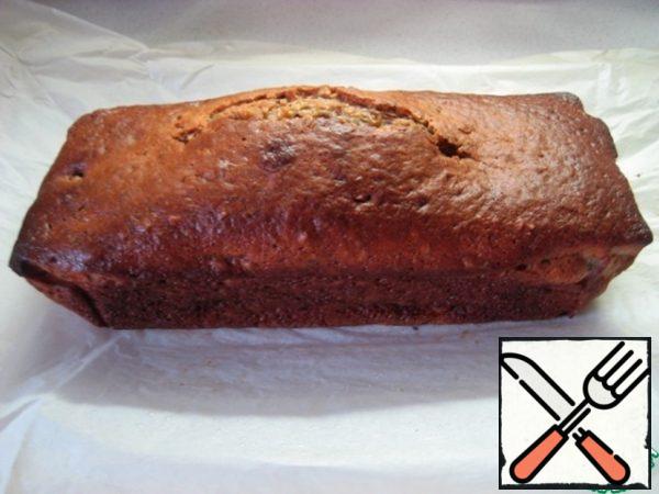 Bake the cake in a preheated 180-degree oven for about an hour (focus on the features of your oven, check the readiness with a wooden skewer). Remove the finished cake from the oven and let it cool completely.