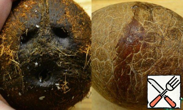 Prepare the milk on the eve of baking.
Wash the coconut chips. Punch one hole and pour out the coconut water (you can drink it - very tasty). I tap the whole surface with a hammer to crack the coconut.