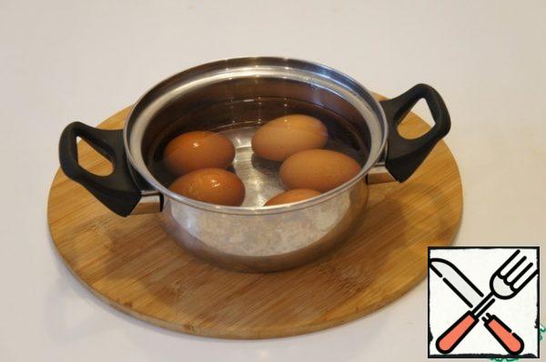 Wash and boil the eggs for 7-8 minutes. Fill with cold water and clean.