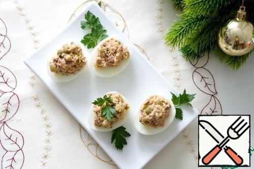 Fill the whites with the resulting filling, and garnish with a parsley leaf. Delicious holiday snack, easy to cook.