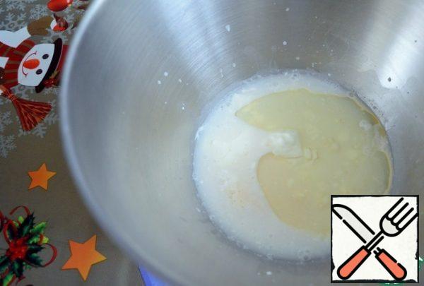 Mix sour cream with salt and warm water, pour in the oil.
Mix it.