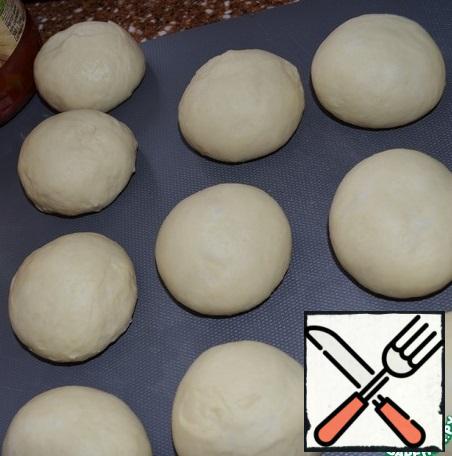 Then knead the dough and divide into 13 parts, 75 g each..
Roll in the bun , leave under the film for 10 minutes .
Turn on the oven to warm up .
At this time, prepare the sauce: punch the Lecho and vegetables with a blender.