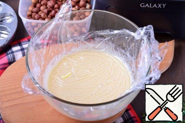 Filter the cream into a suitable dish , cover with food wrap "in contact" and cool first at room temperature, and then put it in the refrigerator overnight. There, the cream stabilizes and thickens.