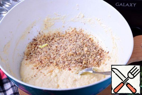 Back to the cream. Beat the soft butter with a mixer until fluffy, then, without ceasing to beat, add the custard and rum in portions.
Chop the hazelnuts to a fine crumble and stir the nuts into the cream with a spoon.